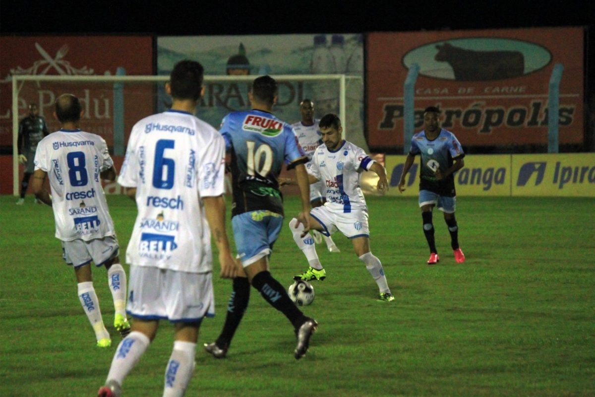 Alviazul foca no jogo contra o Inter