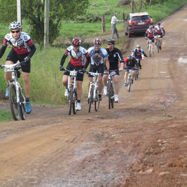 Ciclistas percorrem 60 quilômetros