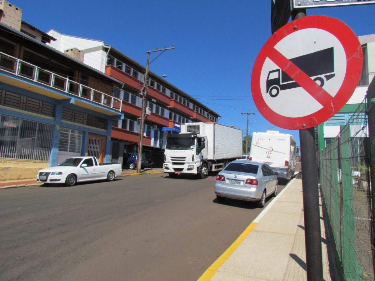 Barulho de caminhões prejudica aulas