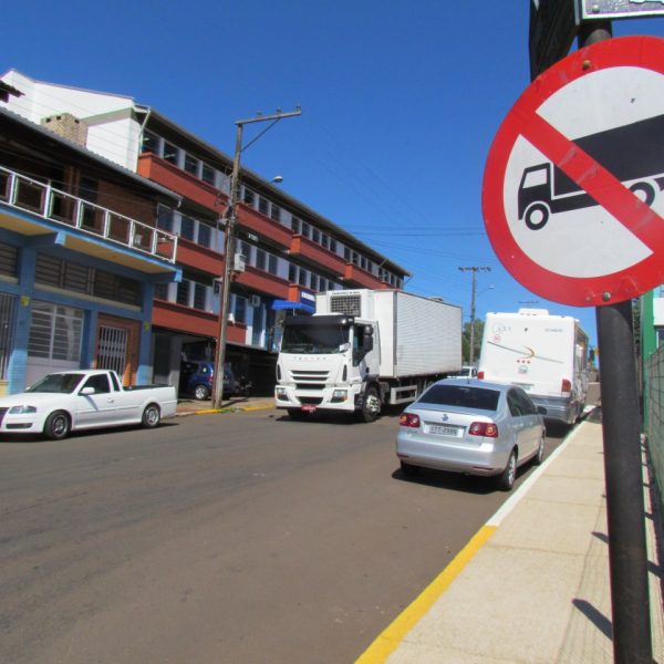 Barulho de caminhões prejudica aulas