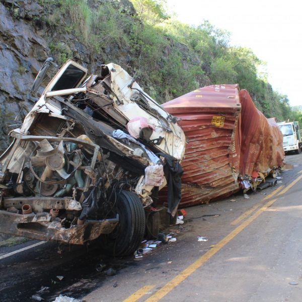 Motorista fica preso  nas ferragens e vai à UT