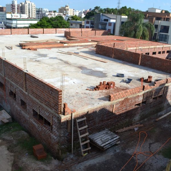 Associação vende frango para pagar obra