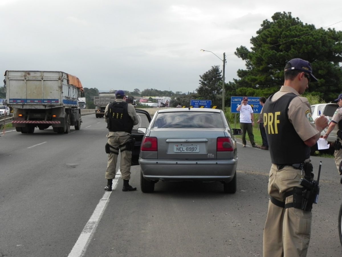 Detran quer criminalizar aviso de blitze