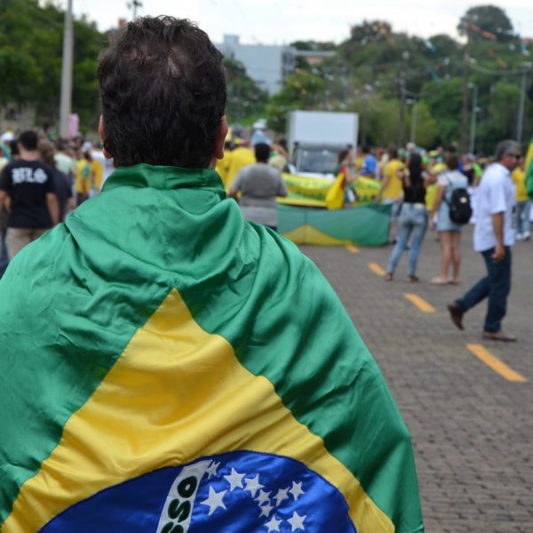 Protestos ocupam capitais no domingo