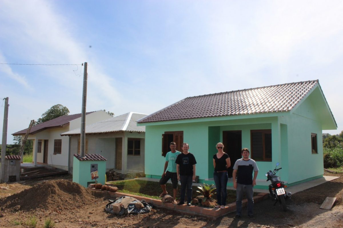 Família recebe chave da casa própria