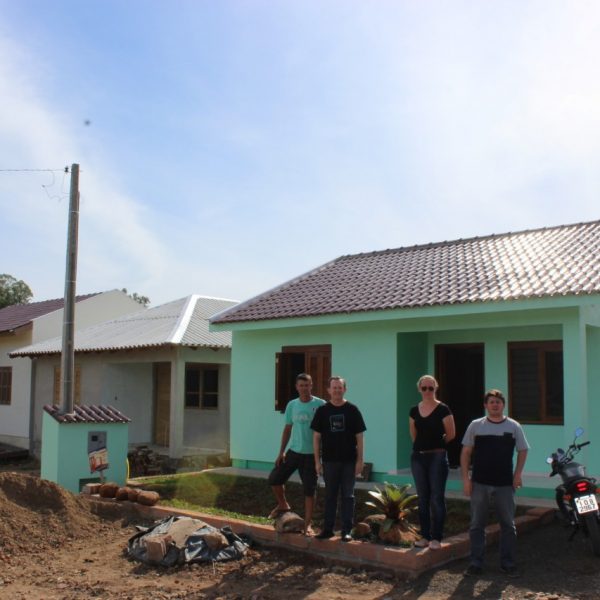 Família recebe chave da casa própria