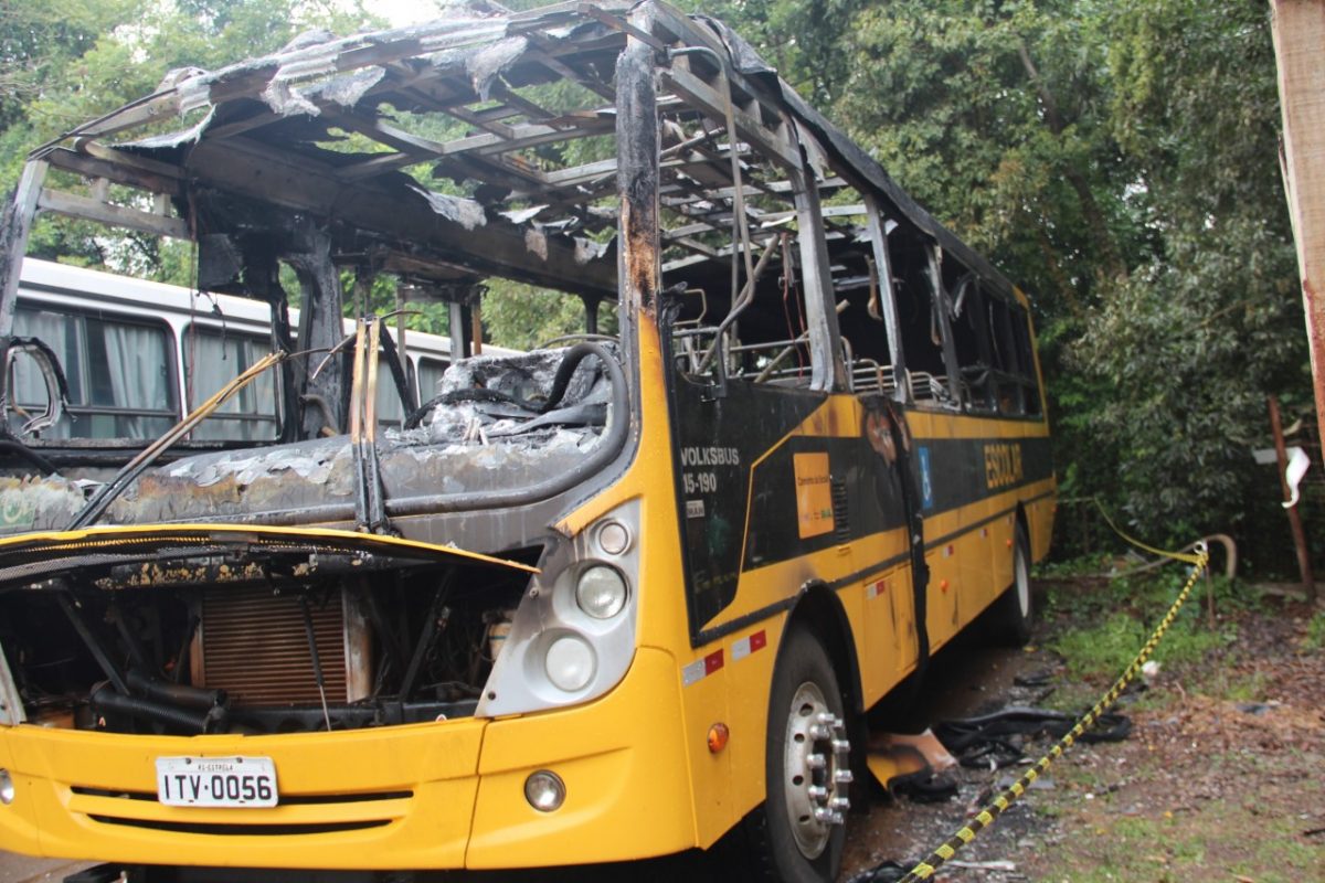 Incêndio destrói ônibus escolar de R$ 250 mil