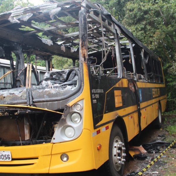 Incêndio destrói ônibus escolar de R$ 250 mil