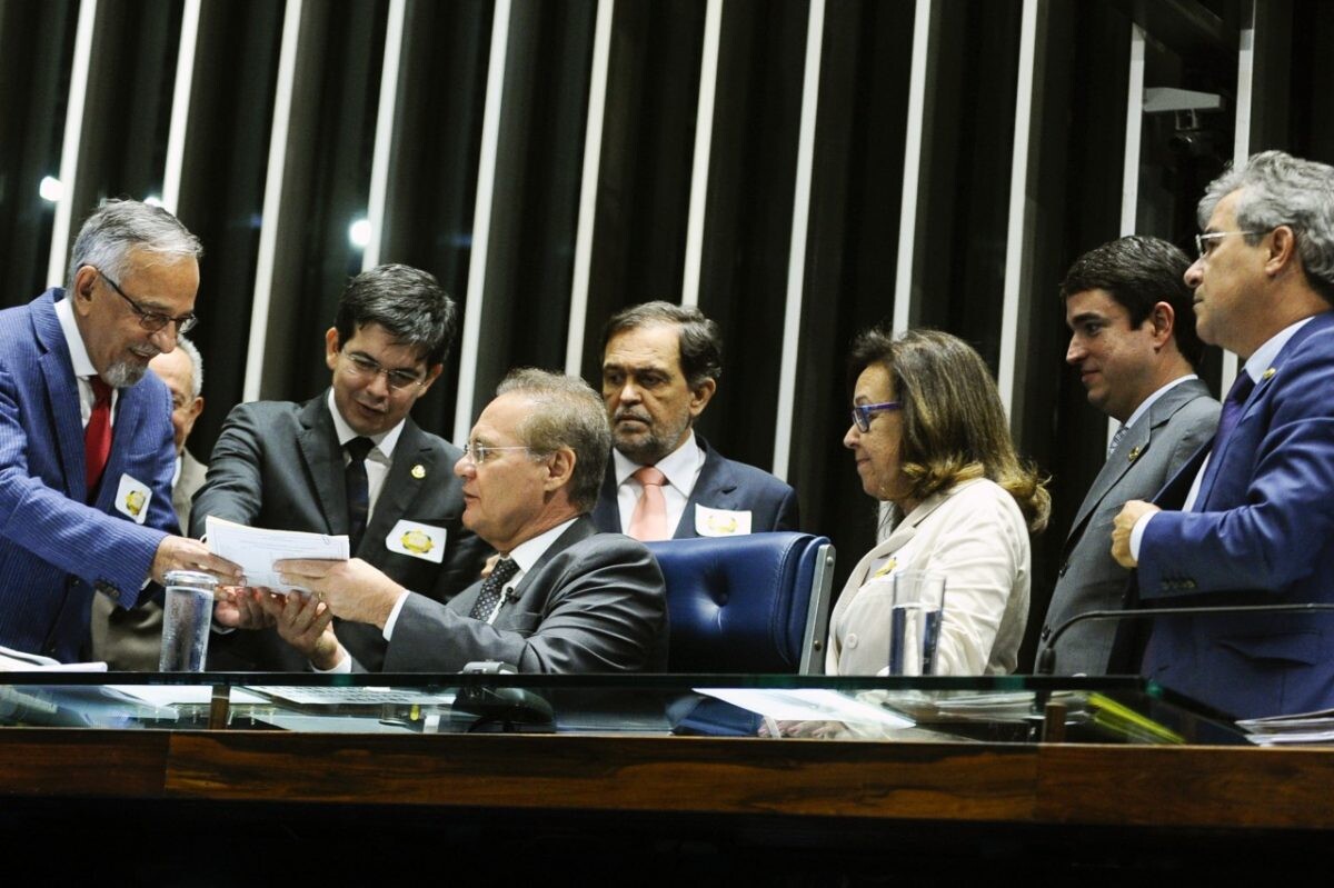 Senadores protocolam pedido de novas eleições