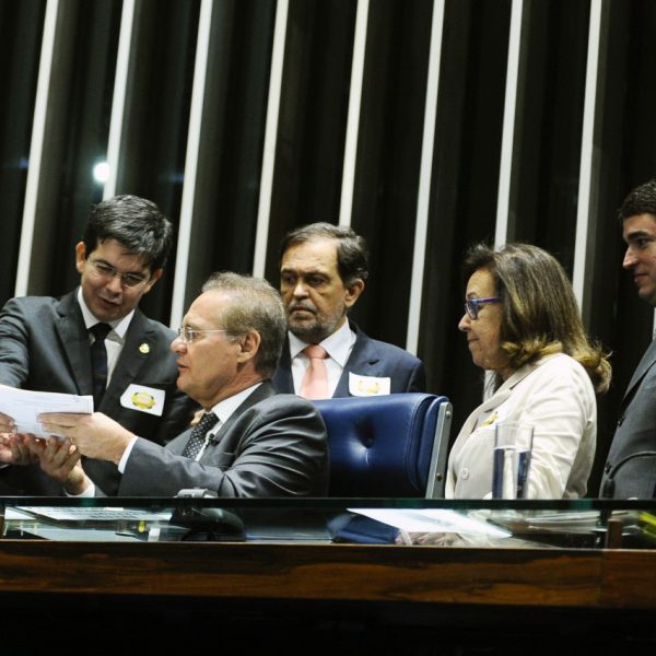 Senadores protocolam pedido de novas eleições