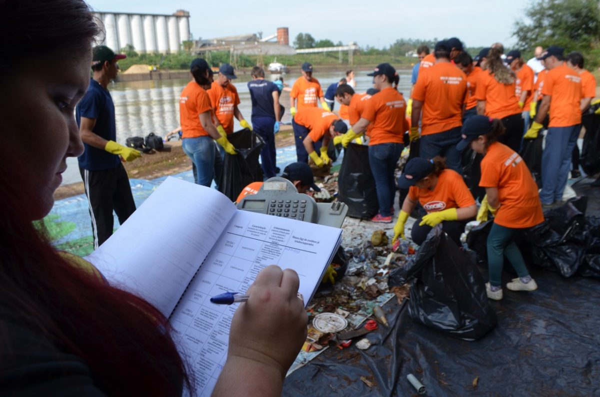 Voluntários retiram quatro toneladas de lixo