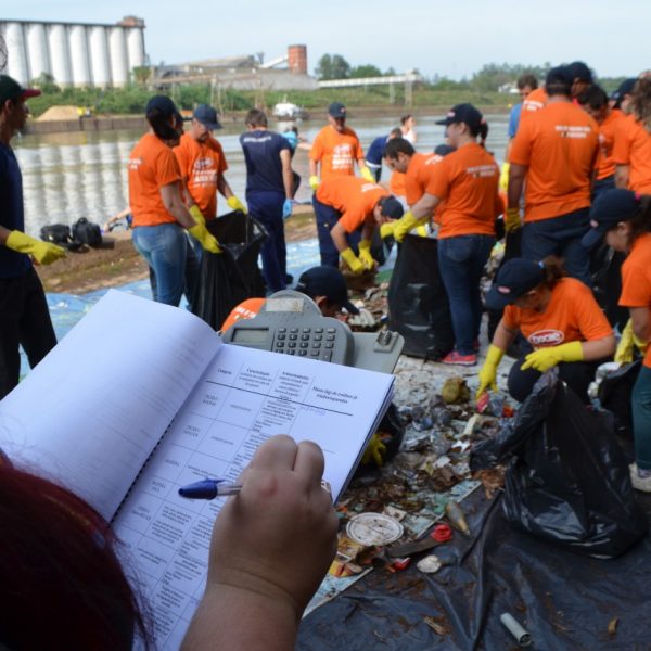 Voluntários retiram quatro toneladas de lixo