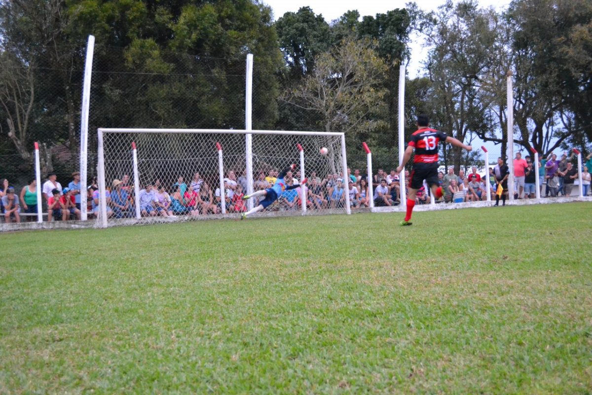 Cruzeiro de Alto Honorato avança nos pênaltis