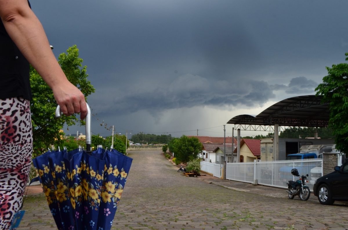 Sol com pancadas de chuva para esta terça-feira