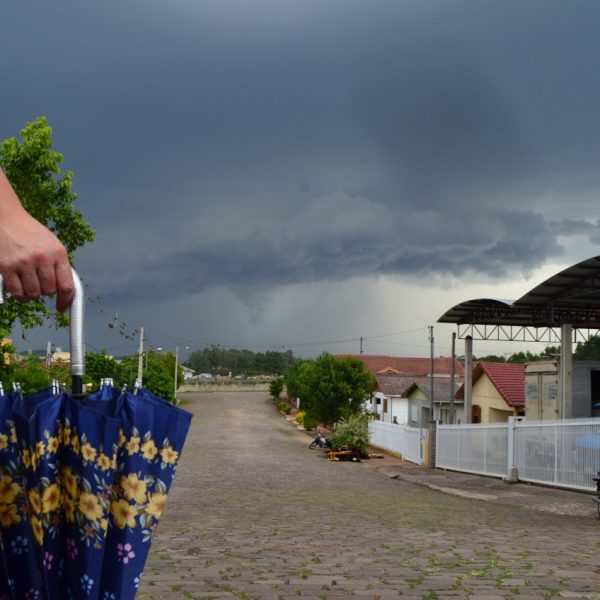 Tempo abafado persiste mesmo com chuva