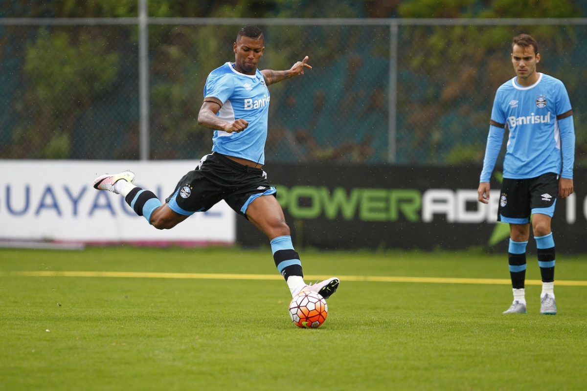 Roger encaminha time para jogo contra LDU