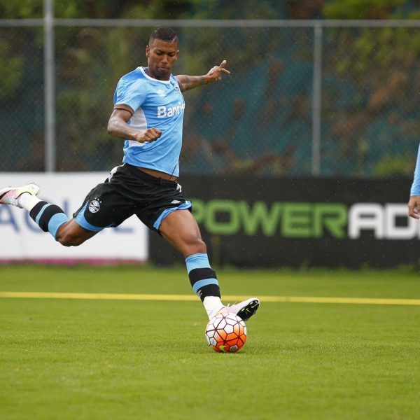 Roger encaminha time para jogo contra LDU