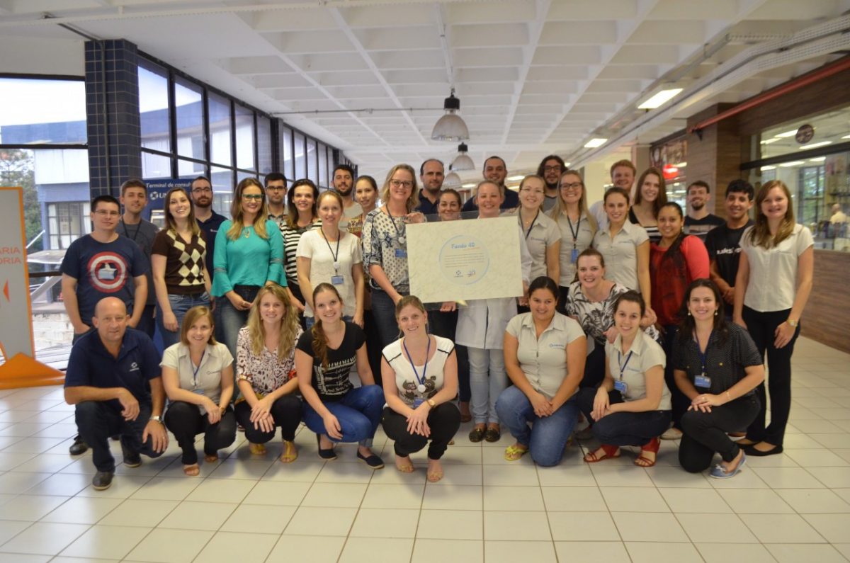 Voluntários bancam vagas na universidade