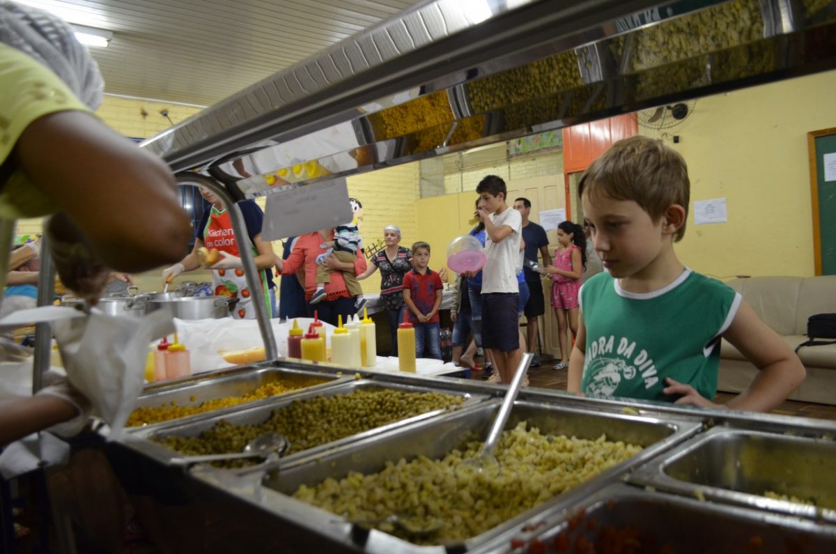 Escola vende lanche para manutenção básica