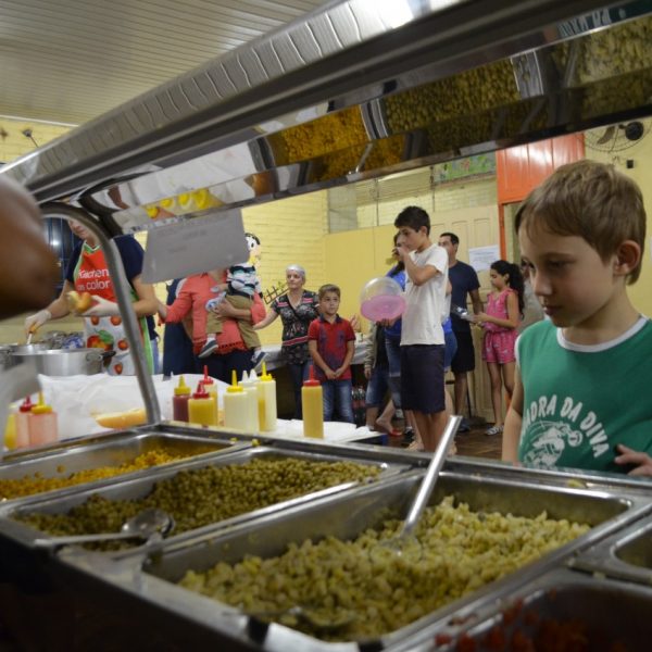 Escola vende lanche para manutenção básica