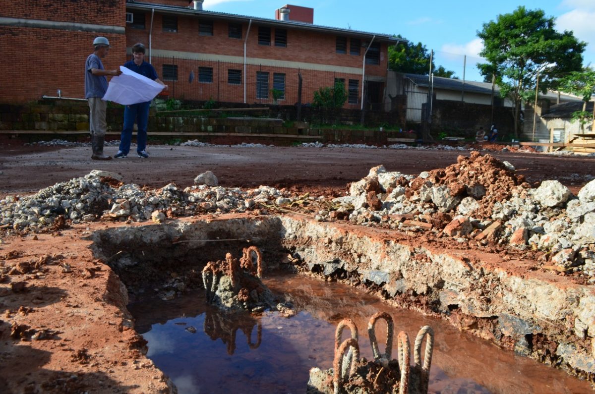 Direção debate obra com comunidade