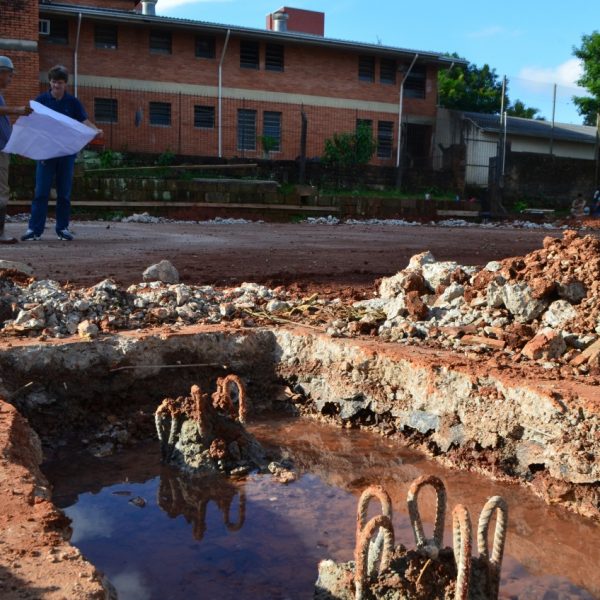 Direção debate obra com comunidade