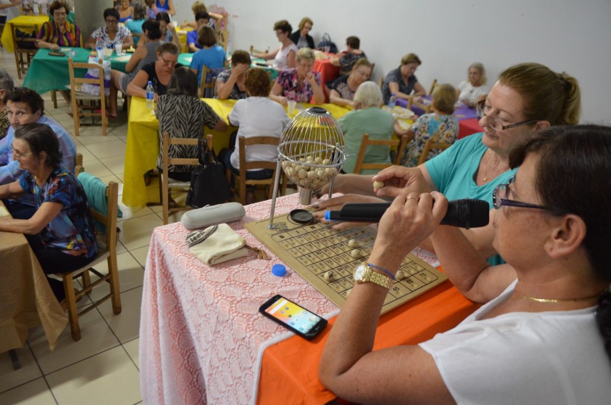 Clube de mães angaria fundos para viagens