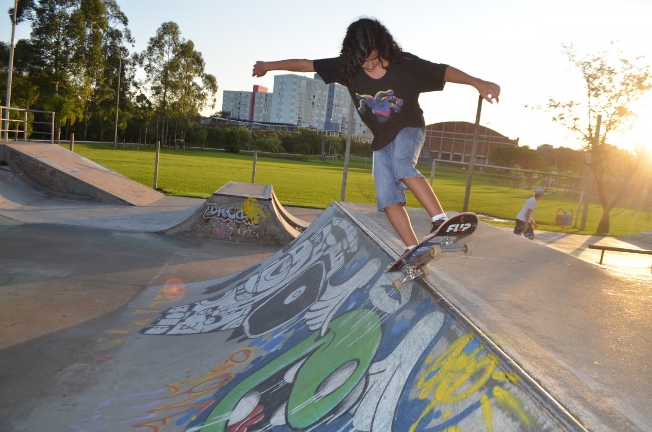 Um curso gratuito de skate para crianças no skatepark de