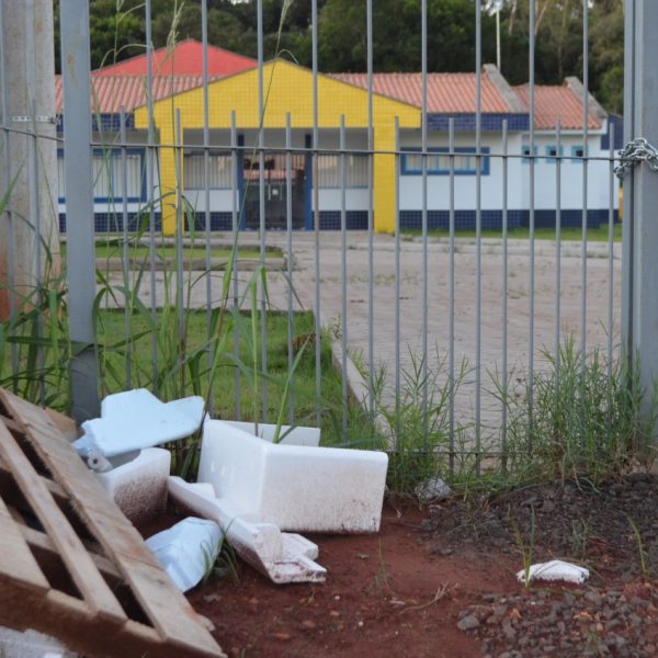 Moradores pedem inauguração de creche