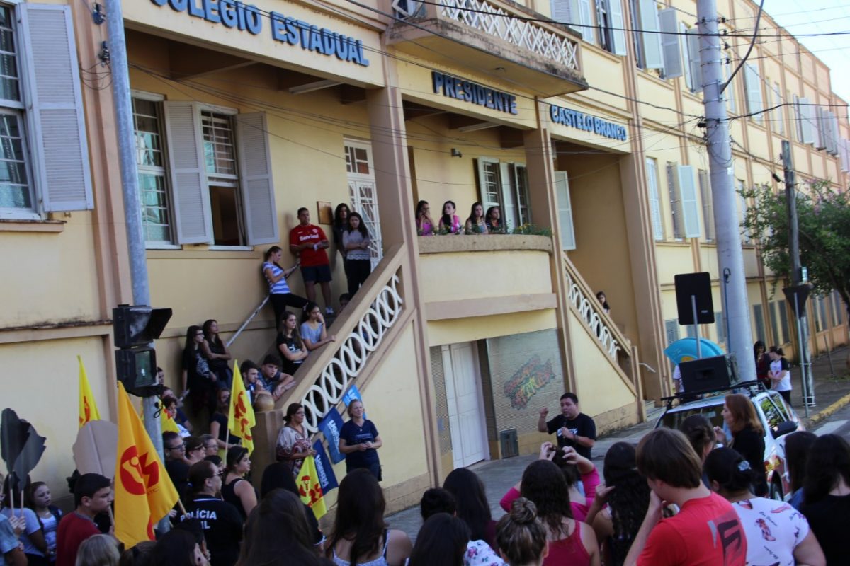 Professores organizam ato contra novo parcelamento