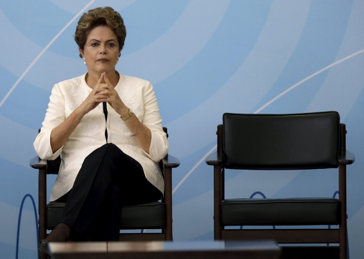 Defensores de Dilma Rousseff protestam antes da votação