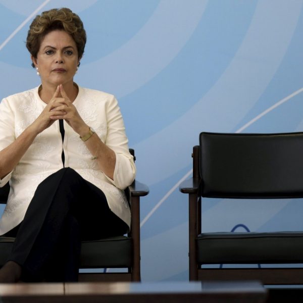 Defensores de Dilma Rousseff protestam antes da votação