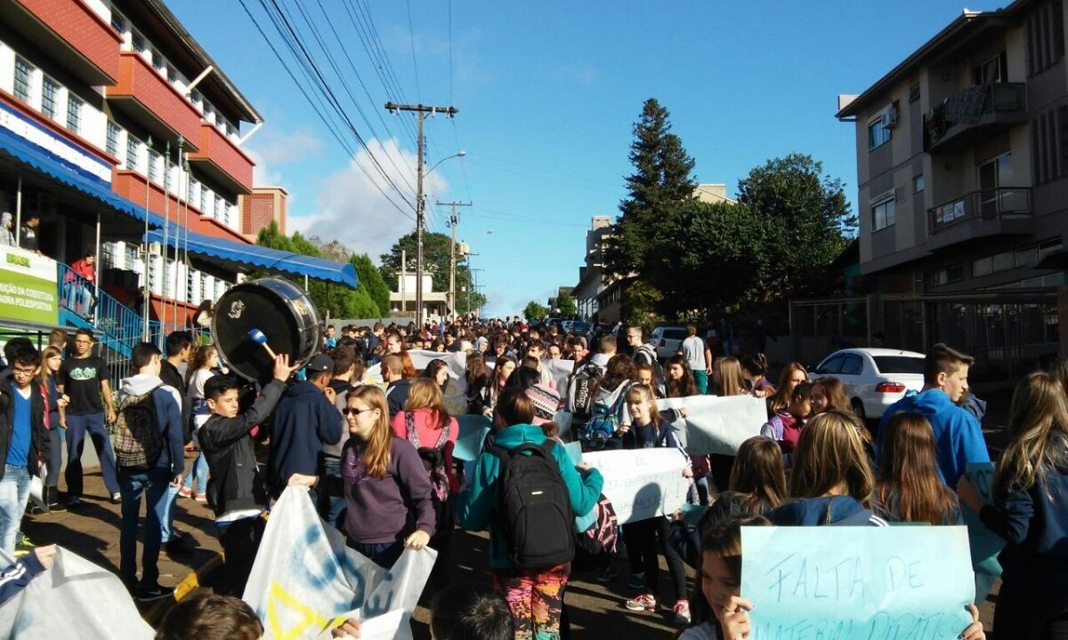 Alunos reforçam apoio aos professores