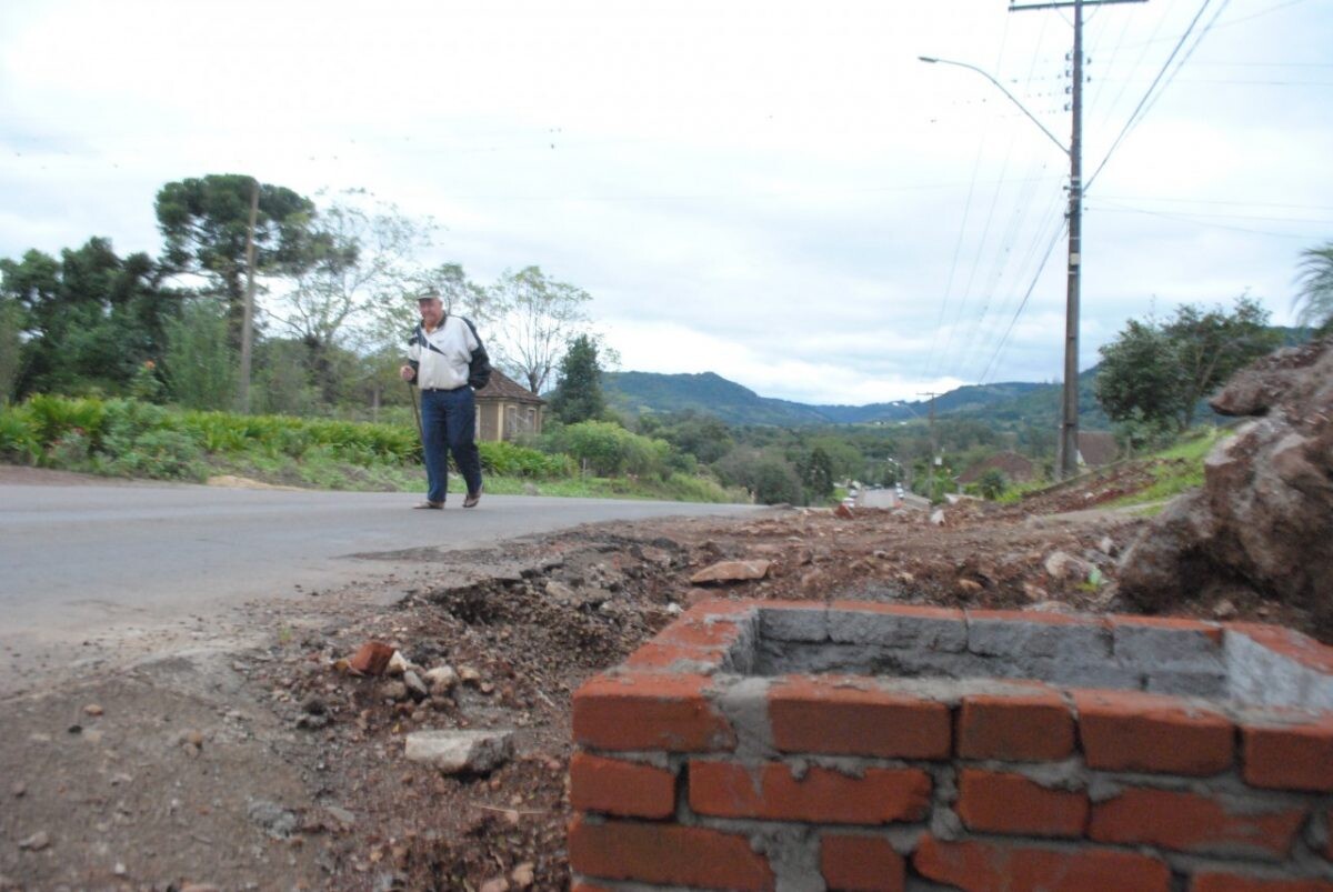 Moradores reclamam de paralisação em obra