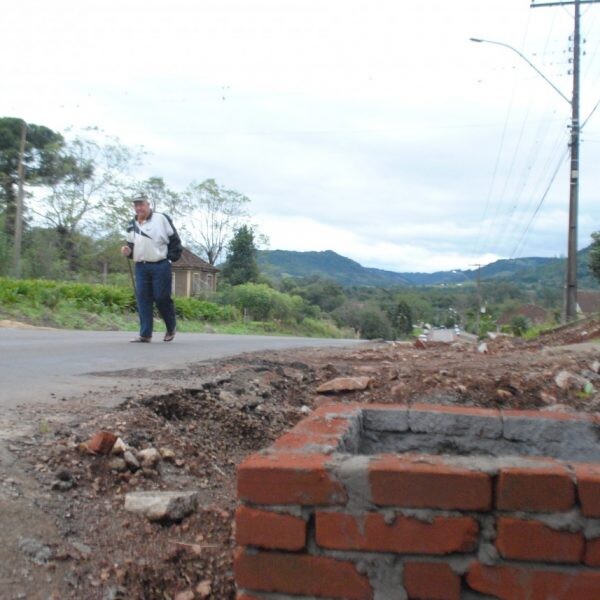 Moradores reclamam de paralisação em obra