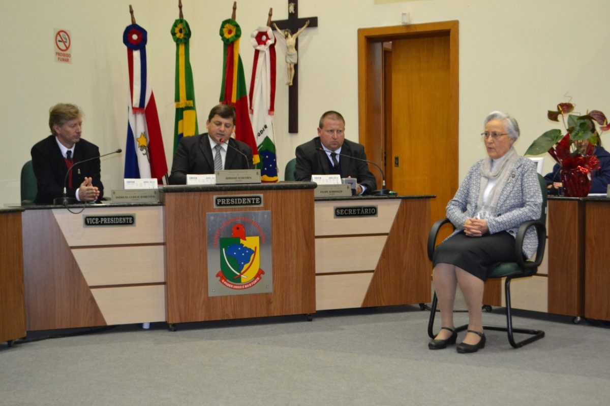 Lílian recebe título de Cidadã Estrelense