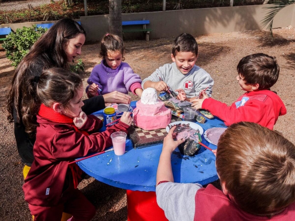 Estudantes da Univates ensinam arte nas escolas