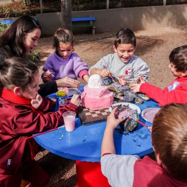 Estudantes da Univates ensinam arte nas escolas
