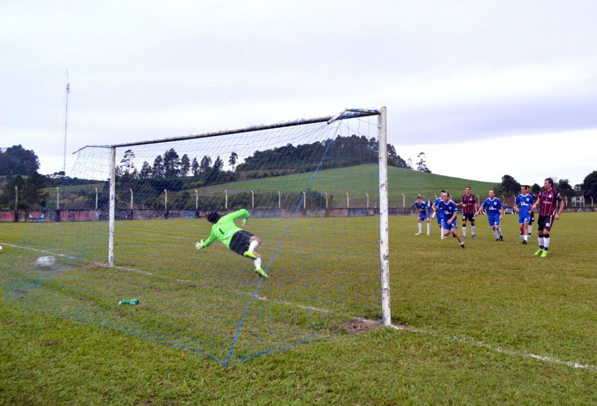 Quatro equipes estão  com uma mão na taça