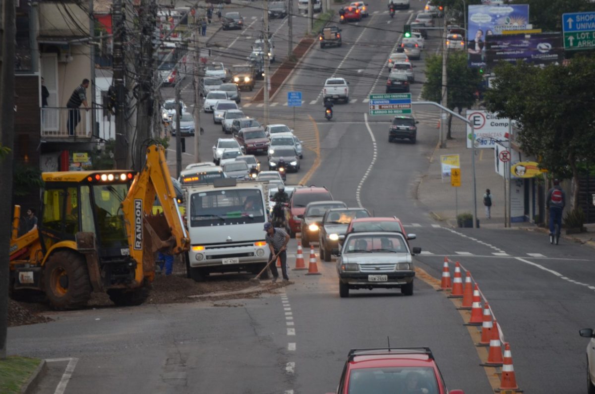 Obras de canalização na av. Pasqualini dificultam o tráfego