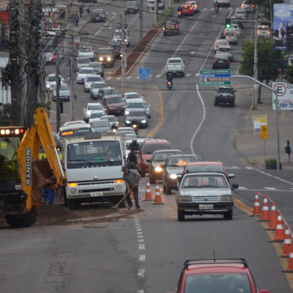 Obras de canalização na av. Pasqualini dificultam o tráfego