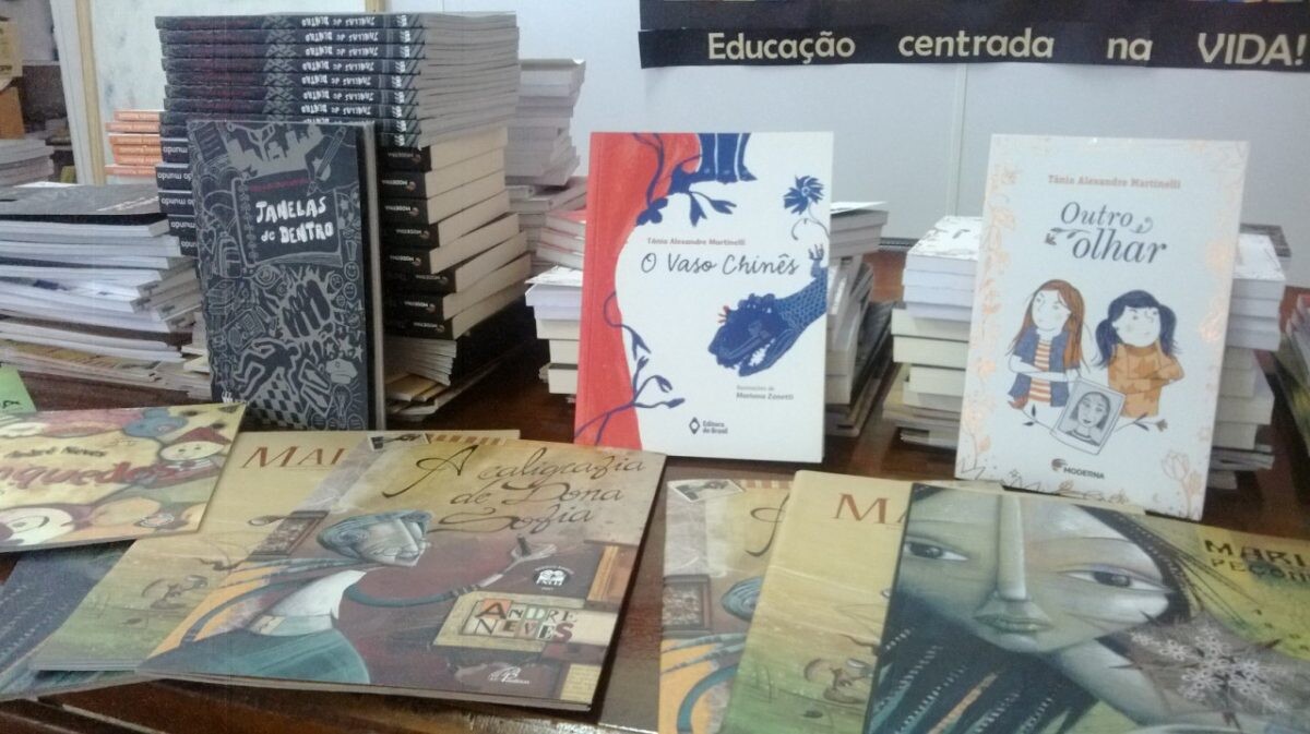 Acervo público recebe livros