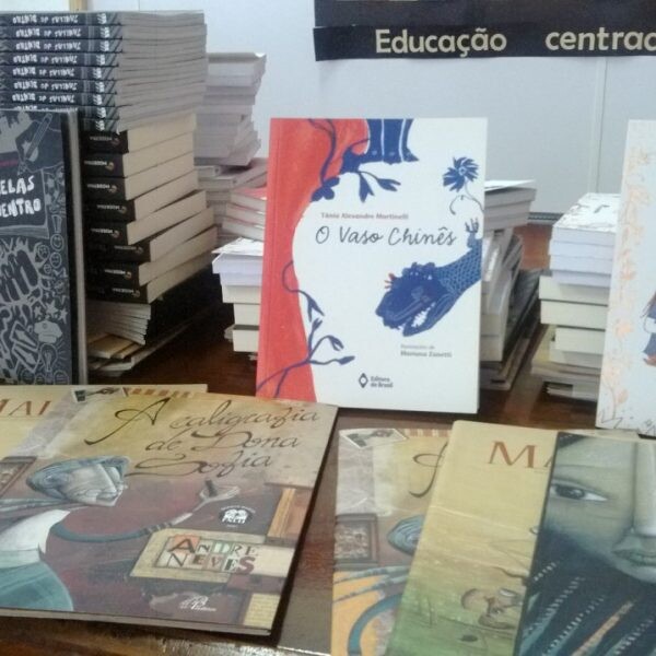 Acervo público recebe livros