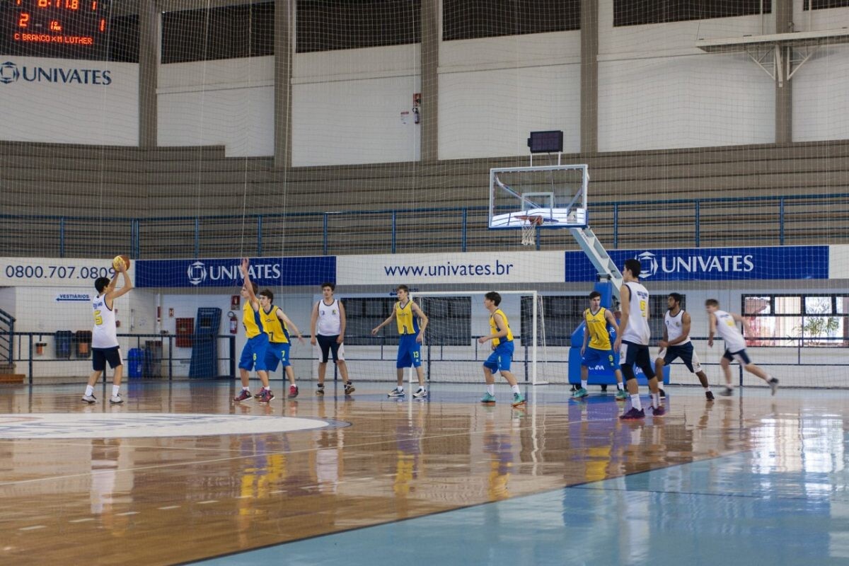 Jogos de  basquete abrem a décima edição