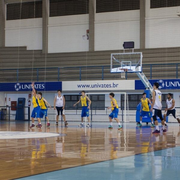 Jogos de  basquete abrem a décima edição