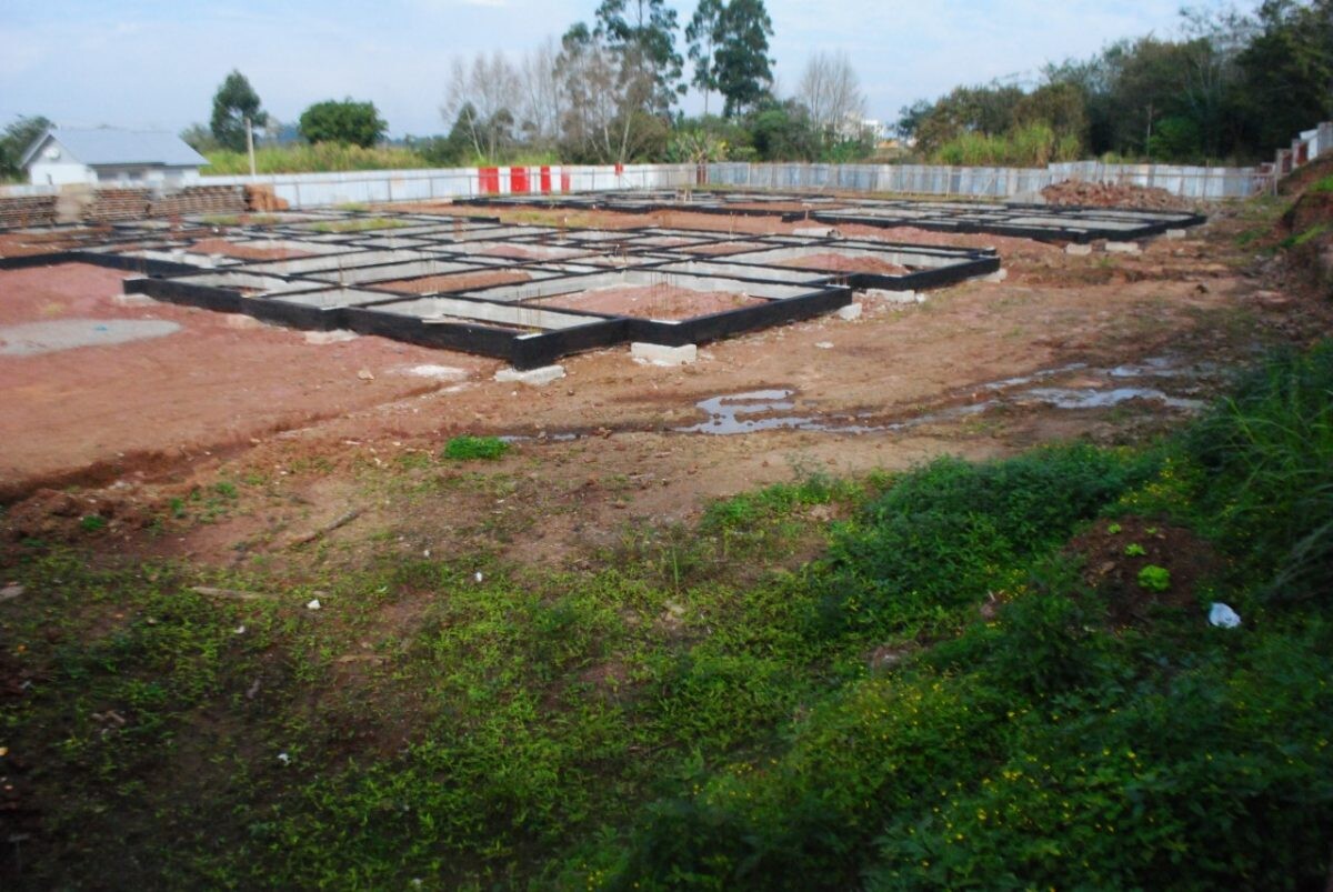Erro na licitação paralisa obra de novo