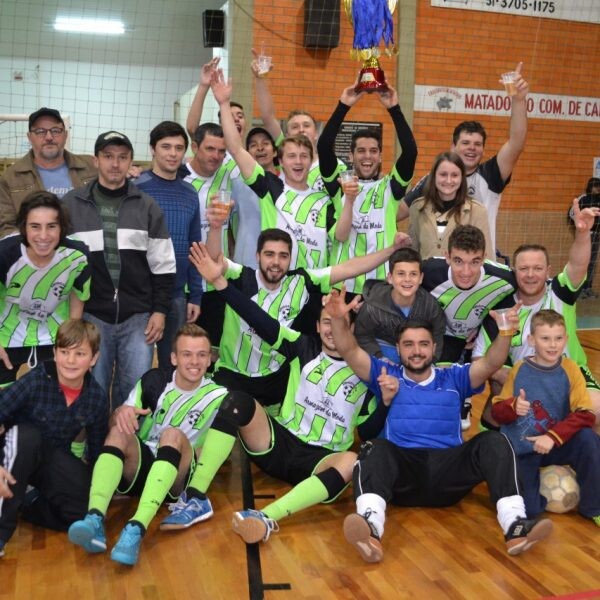 Amigos da Bola vence no masculino