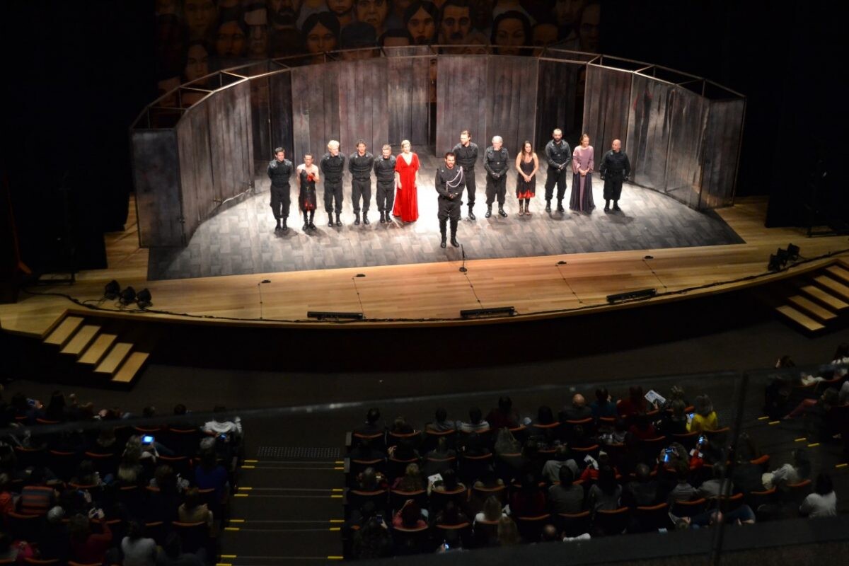 Peça Macbeth lota o Teatro da Univates