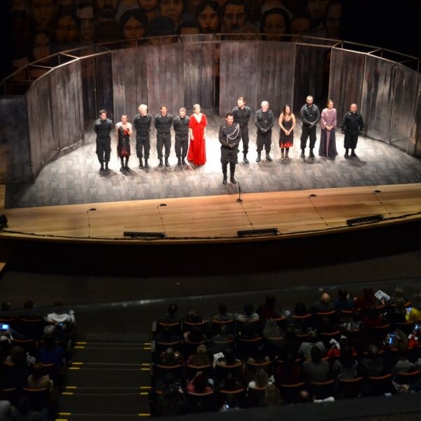 Peça Macbeth lota o Teatro da Univates
