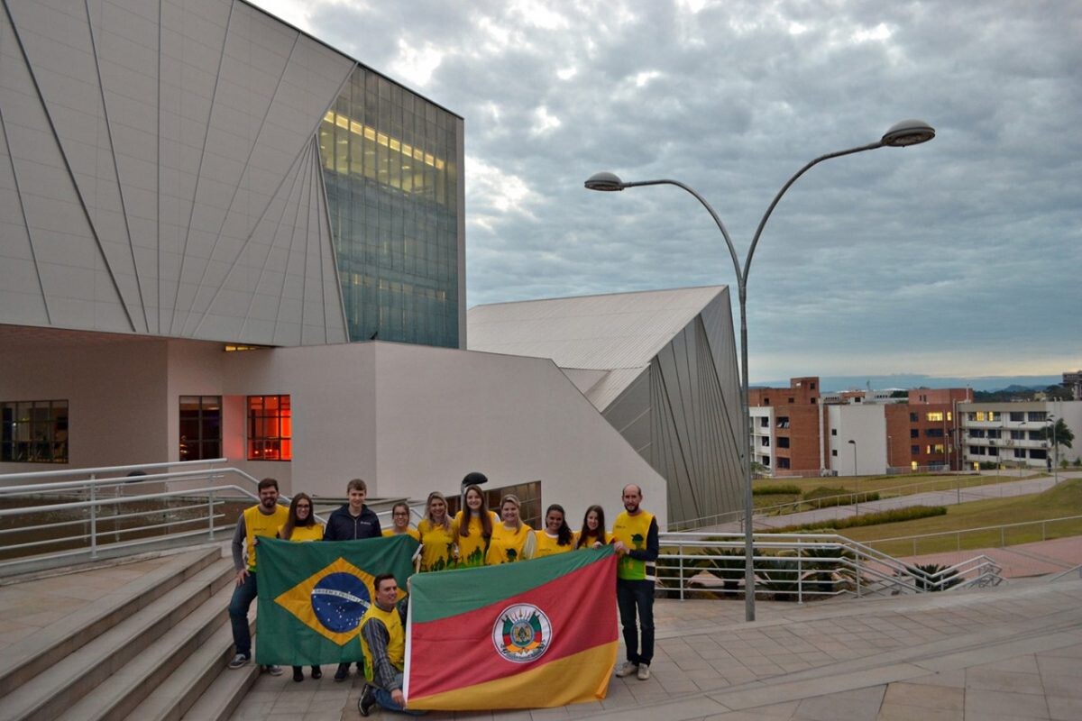 Estudantes embarcam para intercâmbio